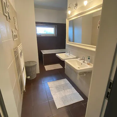 Bagra Apartment, 1-4 Guests, Free Parking & Wifi, 10 Min From Downtown *