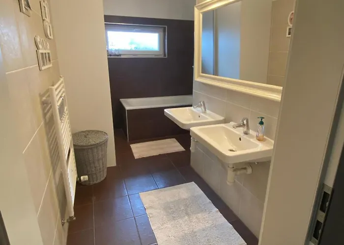 Bagra Apartment, 1-4 Guests, Free Parking & Wifi, 10 Min From Downtown *